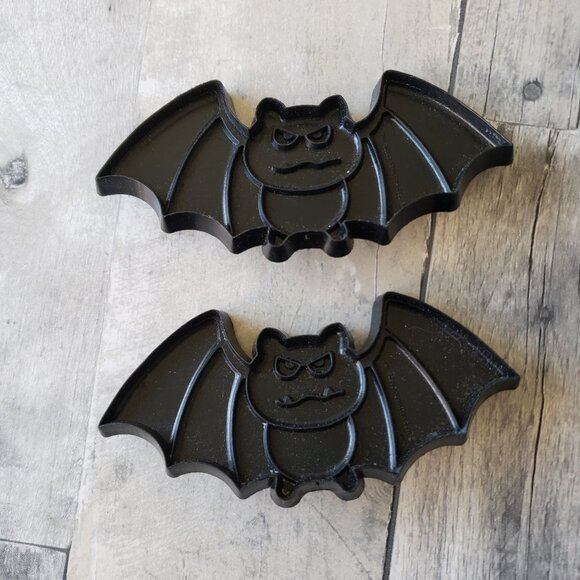 Hallmark Set of Two Black Plastic Cookie Cutter Bats - Picture 1 of 2